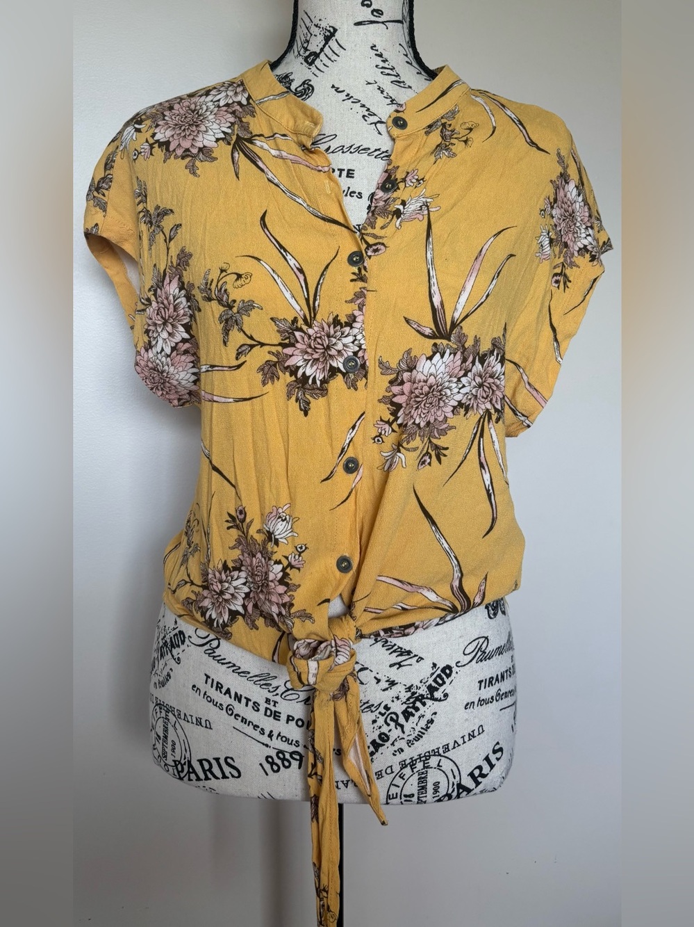 LIRA tie front button down top size M